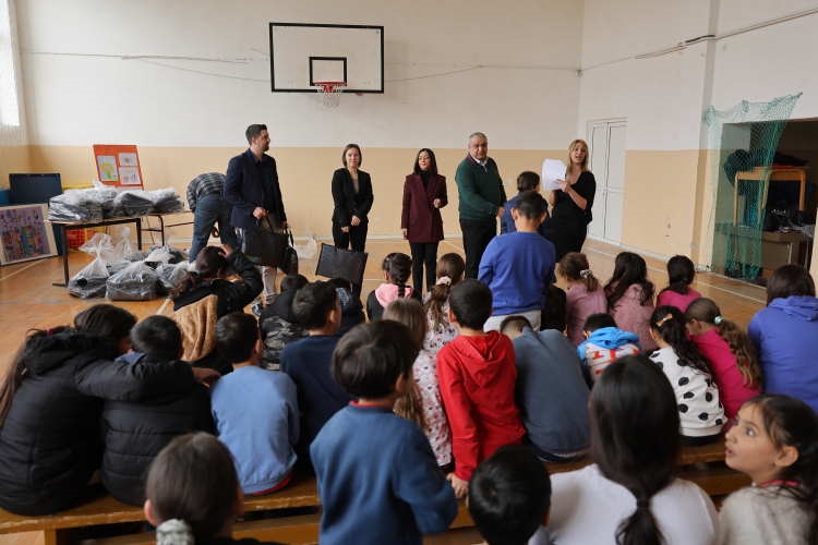 ПОДРШКА ОБРАЗОВАЊУ: УЧЕНИЦИМА РОМСКЕ ЗАЈЕДНИЦЕ У ВРШЦУ УРУЧЕНИ КОМПЛЕТ...